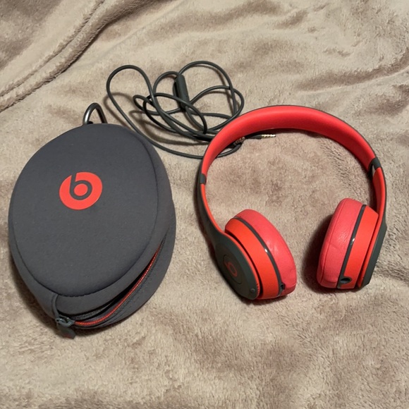 Beats Solo 2 with wire and soft case - Picture 2 of 3